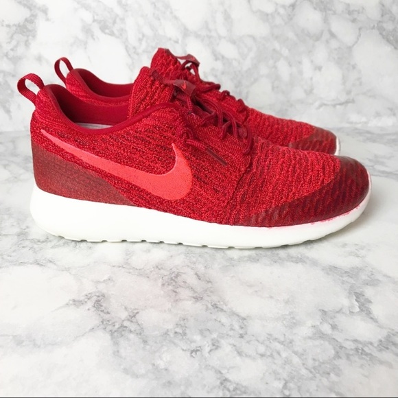 Nike Shoes - Nike Roshe
